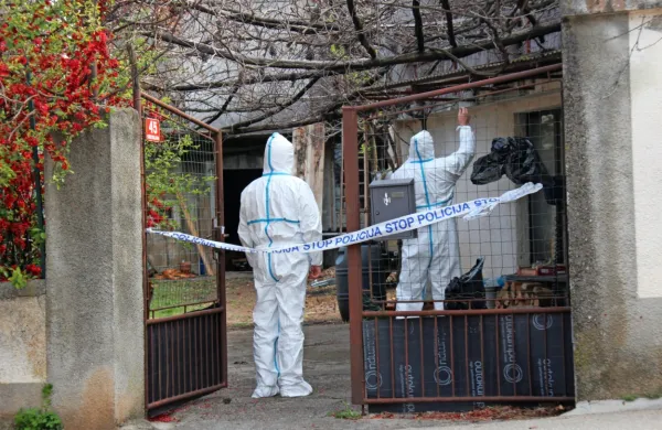 Pri podrobnem ogledu prizorišča brutalnega umora v Kobjeglavi 
so forenzični tehniki zavarovali številne sledi, ki so preiskovalce 
pripeljale do osumljenca iz Devina. 

  