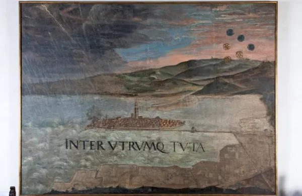 Veduta Kopra in komunskih posesti iz konca 16. stoletja  prikazuje 
utrjeno otoško mesto in  teritorij s solinami ter okoliškimi griči.

