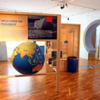 Vsebine se navezujejo na razmerja vode s človekom, naravo in družbo. Vir: Pedagoška fototeka, MnZC