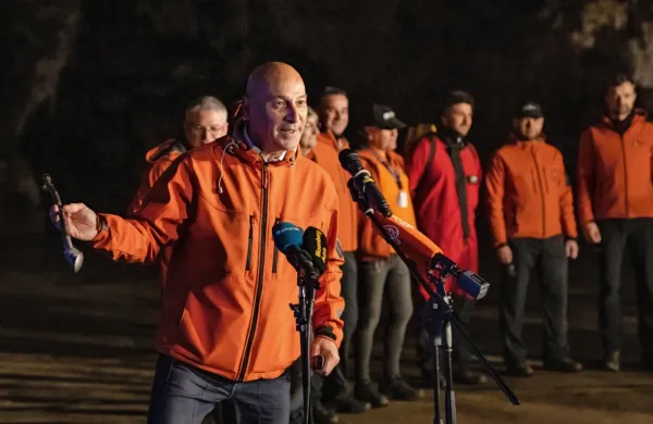 V Postojnski jami hranijo  tudi zanimive predmete, ki so jih 
uporabljali vodniki. Marjan Batagelj drži palico, ki ima na enem 
koncu magnet, na drugem pa žlico. Vodniki so si z njo pomagali pri 
pobiranju kovancev, ki so jih v jami odmetavali obiskovalci. 