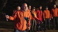 V Postojnski jami hranijo  tudi zanimive predmete, ki so jih 
uporabljali vodniki. Marjan Batagelj drži palico, ki ima na enem 
koncu magnet, na drugem pa žlico. Vodniki so si z njo pomagali pri 
pobiranju kovancev, ki so jih v jami odmetavali obiskovalci. 