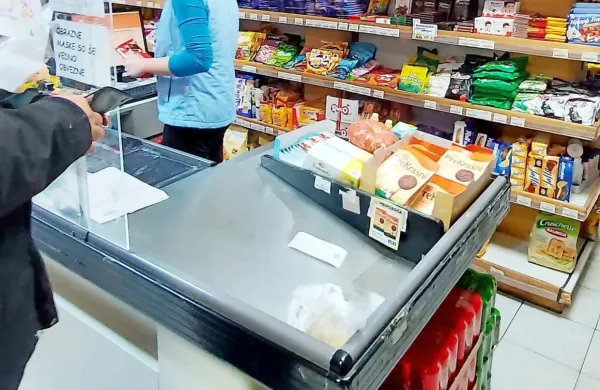 Prodajalka je s prodajnega pulta uspešno odgnala roparskega 
Brica. (Fotografija je simbolična)