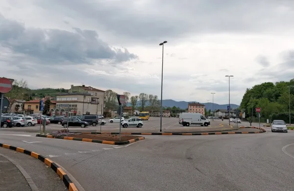 Degradirano območje pri Rdeči hiši (na meji v Rožni Dolini), kjer je zdaj parkirišče, bodo ozelenili in bo postalo goriško prizorišče za množične dogodke. 


