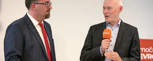 Razprava med kandidati za predsednika SD (na fotografiji sta z 
leve Tadej Beočanin in Milan Brglez) je spoštljiva in korektna, 
konec koncev bodo politični sopotniki tudi po jutrišnjem volilnem 
kongresu.