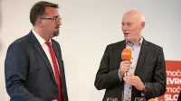 Razprava med kandidati za predsednika SD (na fotografiji sta z 
leve Tadej Beočanin in Milan Brglez) je spoštljiva in korektna, 
konec koncev bodo politični sopotniki tudi po jutrišnjem volilnem 
kongresu.