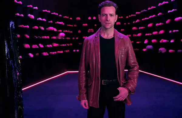 Alessandro Borghi ni imel lahkega dela, a se je precej dobro 
odrezal kot pornozvezdnik Rocco Siffredi.