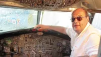 Amedeo Žigon tudi na zasebnih potovanjih ne zamudi priložnosti, 
da bi si ogledal notranjost pilotske kabine.