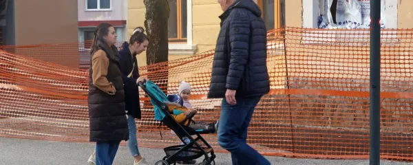 V Idriji se je ob večletnem poglabljanju  dna rodnosti treba pošteno potruditi, da srečaš mamico z vozičkom. Nič bolje ni v celotnem 
zahodnem delu Goriške.