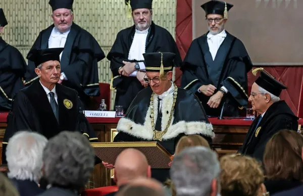 Nekdanji predsednik Slovenije  Borut Pahor in italijanski predsednik Sergio Mattarella sta na včerajšnji slovesnosti  v Trstu  
prejela častna doktorata iz prava.