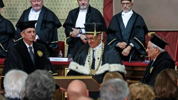 Nekdanji predsednik Slovenije  Borut Pahor in italijanski predsednik Sergio Mattarella sta na včerajšnji slovesnosti  v Trstu  
prejela častna doktorata iz prava.