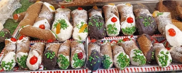 

Canoli so eden najbolj značilnih posladkov na Siciliji. 