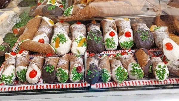 

Canoli so eden najbolj značilnih posladkov na Siciliji. 
