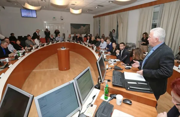 Seje izolskega občinskega sveta se prenašajo v živo, a po koncu 
seje posnetek izbrišejo. 