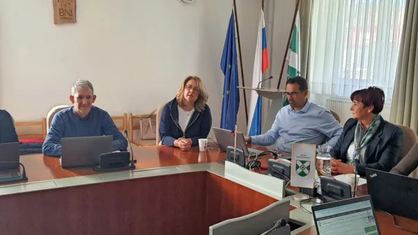 Katerina Rihter (druga z leve) je uspešno prestala tudi zaslišanje 
pred hrpeljsko-kozinskimi svetniki.