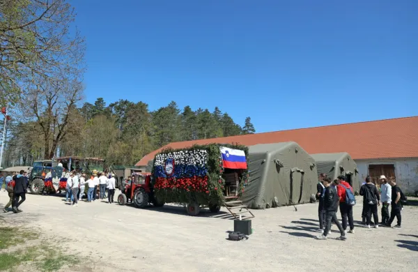 Namesto v Postojni je Slovenska vojska dan odprtih vrat tokrat 
Pripravila na Počku. Prišlo je več skupin šolarjev, domačini, ki so 
si želeli pobliže ogledati dejavnosti, z okrašenimi vozovi pa tudi 
naborniki iz občin Pivka in Postojna. 
