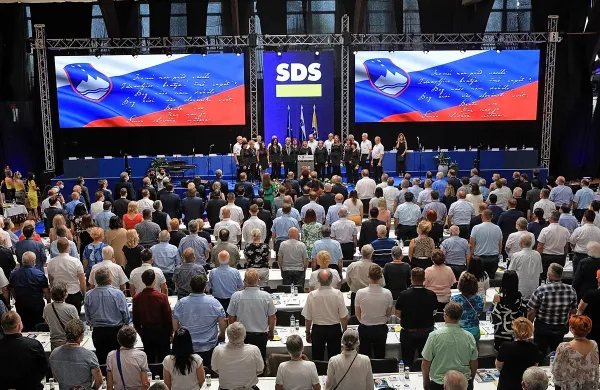 Janševa stranka ima na spletni strani zapisan podatek, da je vanjo 
včlanjenih 30 tisoč članov.