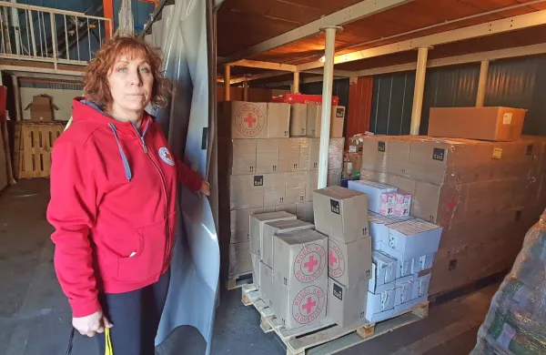 Za cerado se skriva skladišče za hrano, ki si ga delijo z Upravo za zaščito in reševanje. “To je gašenje požara,” opozarja Dora Sedmak. 