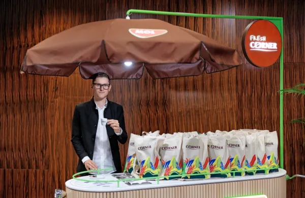 Nova kava Fresh Corner je navdušila tudi kolesarsko ekipo Bahrain 
Victorious, katere član je naš odličen Matej Mohorič. Foto MOL 
Slovenija, MOL & INA