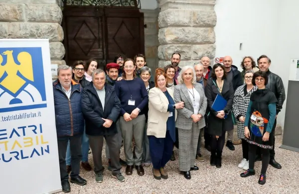 Skupinska fotografije je ovekovečila predavatelje in prireditelje  
posveta o gledališču v manjšinskih jezikih v Tarcentu. 