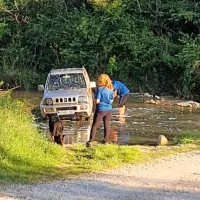 Lastnik avtomobila iz okolice Kopra je prekršil več zakonov: ne bi smel 
prati avtomobila in ne voziti z motornim vozilom v naravnem okolju.
