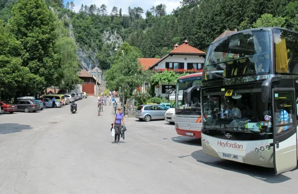 Parkirišči v Predjami ne zmoreta sprejeti vseh turistov, ki bi radi videli Predjamski grad, tolikšnega obsega 
prometa ne zmore sprejeti niti ozka lokalna cesta. 