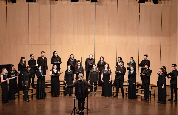 Komorni zbor Vikra deluje v sklopu Glasbene matice Trst, vodi pa 
ga priznana Petra Grassi.