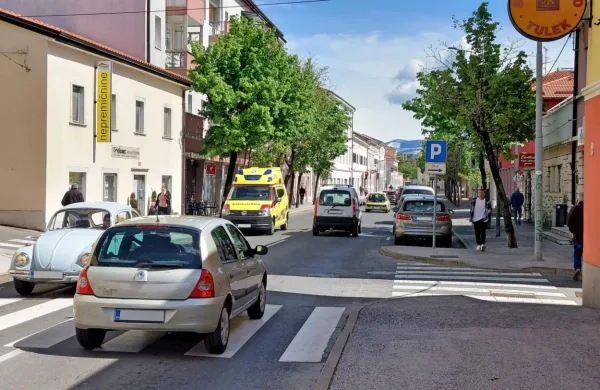 Promet skozi Sežano je gost ob vseh urah, še zlasti to velja od leta 
2008 naprej, ko so bile uvedene vinjete in avtocestni odsek med 
Danami in Fernetiči ne služi več kot obvoznica.