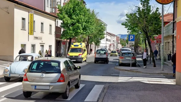 Promet skozi Sežano je gost ob vseh urah, še zlasti to velja od leta 
2008 naprej, ko so bile uvedene vinjete in avtocestni odsek med 
Danami in Fernetiči ne služi več kot obvoznica.