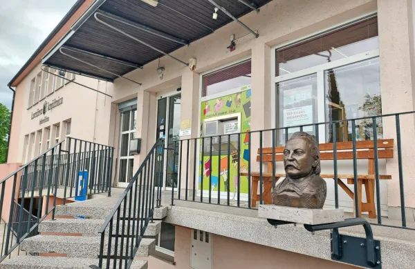 Na slovesnosti ob 160-letnici predhodnice Lavričeve knjižnice v Ajdovščini,   Slovenske Čitavnice, je ajdovski 
župan Tadej Beočanin (levo)  podelili direktorju knjižnice Arturju Lipovžu (desno)  jubilejno priznanje.   