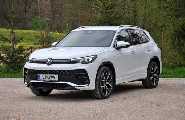 Tiguan, katerega ime je sestavljeno iz besed tiger in legvan 
(podobe obeh živali najdemo na steklih zadnjih stranskih vratih), 
je zdaj na voljo v svoji tretji izdaji.