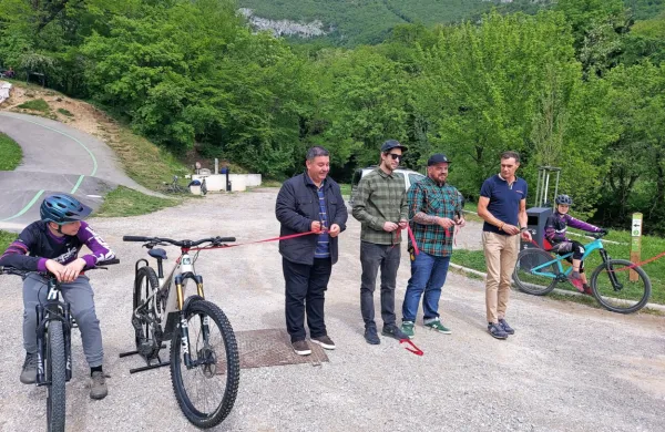 Ajdovski kolesarski park s sedmimi kilometri prog je uradno 
odprt.