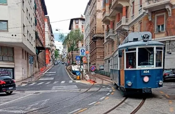 Openski tramvaj so danes mimoidoči opazili v v Ulici Martiri della 
Libertà pod Škorkljo, toda za ponoven zagon bo, kot kaže, treba še 
počakati 
