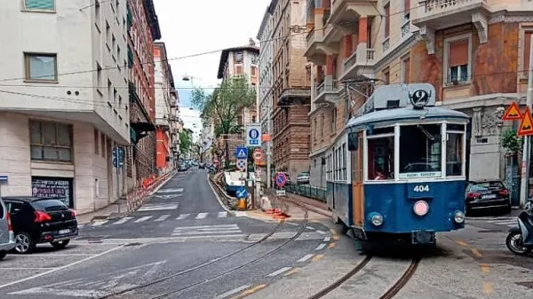 Openski tramvaj so danes mimoidoči opazili v v Ulici Martiri della 
Libertà pod Škorkljo, toda za ponoven zagon bo, kot kaže, treba še 
počakati 