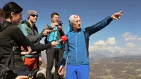 Računalničar Marjan Bradeško (desno) je leposlovno knjigo Hodim, torej grem, skupaj z okoliškimi grapami in hribi, novinarjem 
predstavil na Vrhu Skopice.