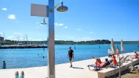 Plaža Meduza v Portorožu je znana po tem, da streže nekoliko bolj 
petičnim  okusom  hotelski gostov.