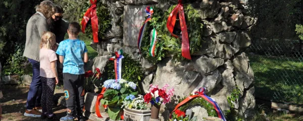 Na  openskem strelišču, kjer stoji spomenik padlim talcem, so se 
minulo nedeljo poklonili spominu na dogodke izpred 80 let.