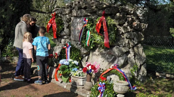 Na  openskem strelišču, kjer stoji spomenik padlim talcem, so se 
minulo nedeljo poklonili spominu na dogodke izpred 80 let.