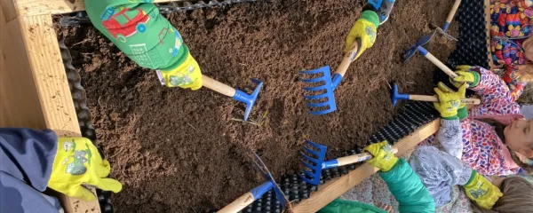 Prilagojeno visoko gredo so že preskusili najmlajši.