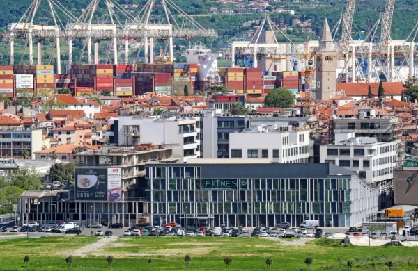 Družba Grafist je koprsko občino zaprosila za soglasje, s katerim bi 
načrtovani hotel (levo) ob bazenu  zvišali za dve nadstropji. 