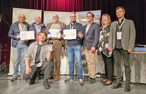 Gostitelji in oljkarski nagrajenci v Šempasu (z leve): vicešampiona Dario in Robert Glavina, šampion Arsen Jurinčič, vicešampion Alessandro 
Biancat, novogoriški župan Samo Turel, predstavnica organizatorja Barbara Kante in predsednik Goriškega oljkarskega društva Tomaž Kandus. 
V ospredju je Rok Babič. 