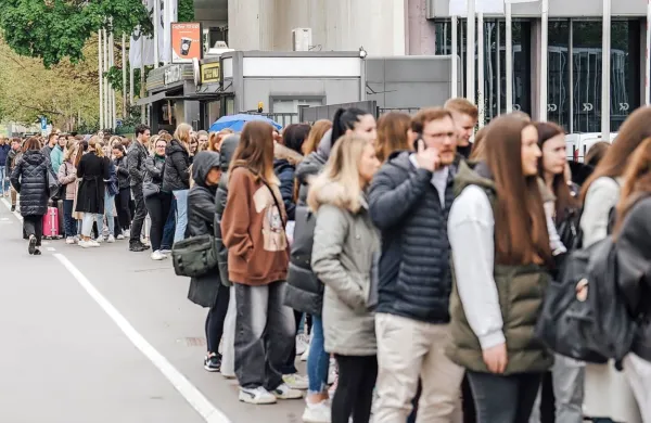Vrsta, ki se je vila pred Gospodarskim razstaviščem, je bila daljša 
od 500 metrov.