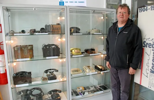 Zbirka starih telefonov Srečka Rožeta šteje kar 500 primerkov, 30 
najbolj zanimivih je na ogled v  Kosovelovi knjižnici v Sežani.