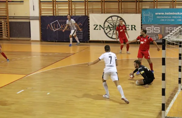 Oplast (v rdeči opremi) je prvo tekmo izgubil, a bo skušal skupni 
polfinalni izid v petek v Kobaridu izenačiti.