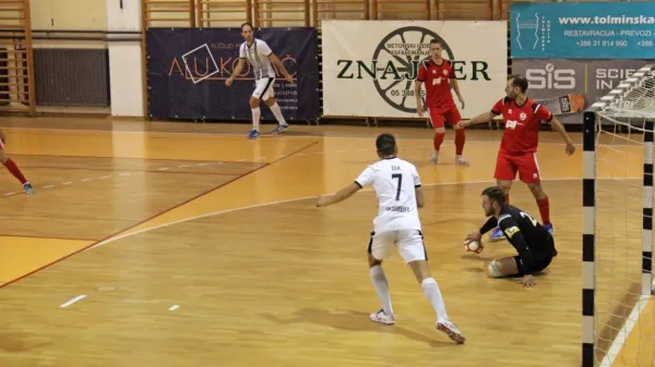 Oplast (v rdeči opremi) je prvo tekmo izgubil, a bo skušal skupni 
polfinalni izid v petek v Kobaridu izenačiti.