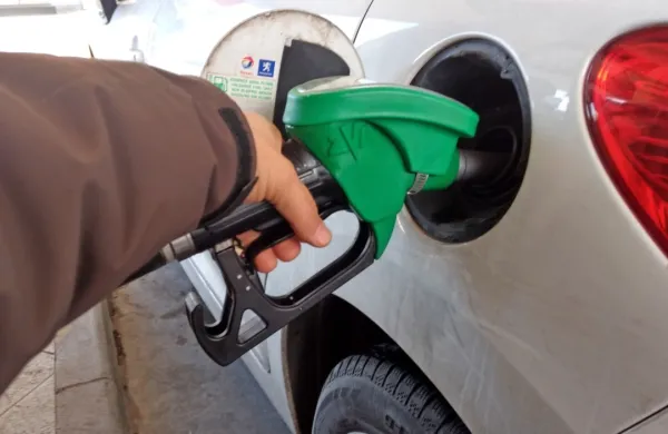 Opolnoči podražitev bencina in pocenitev dizla