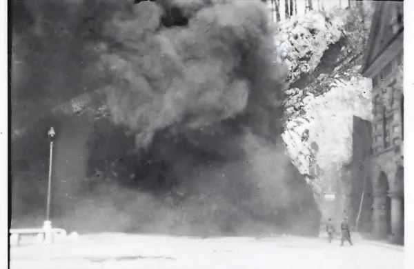 Nemci so sami fotografirali dim, ki se je po požigu bencina valil iz 
Postojnske jame. Zasluga, da so se fotografije ohranile,  gre Mariji  
Škrinjar, fotografinji v Sežani, kjer so Nemci razvili film. Škrinjarjeva je komplet fotografij naredila tudi zase.  