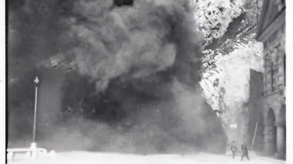 Nemci so sami fotografirali dim, ki se je po požigu bencina valil iz 
Postojnske jame. Zasluga, da so se fotografije ohranile,  gre Mariji  
Škrinjar, fotografinji v Sežani, kjer so Nemci razvili film. Škrinjarjeva je komplet fotografij naredila tudi zase.  