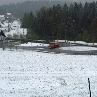 Ceste na Vojskem s preko 30, na črnovrški planoti z več kot 20 
centimetrov snega, zahtevajo pluženje, nižje ležeče pa le okrepljeno posipanje. 