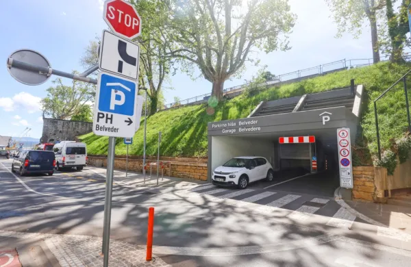 V Parkirni hiši Belveder je 464 parkirnih mest: 40 jih je namenjenih 
etažnim lastnikom Tomosovega bloka, 250 stanovalcem zaprtega 
območja Kidričeve ulice, preostalih 114 pa vsem, ki prihajajo v 
mestno jedro po opravkih ali v službo.