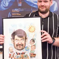 Muanisu Sinanoviću so v Kulturnem  klubu poklonili karikaturo.